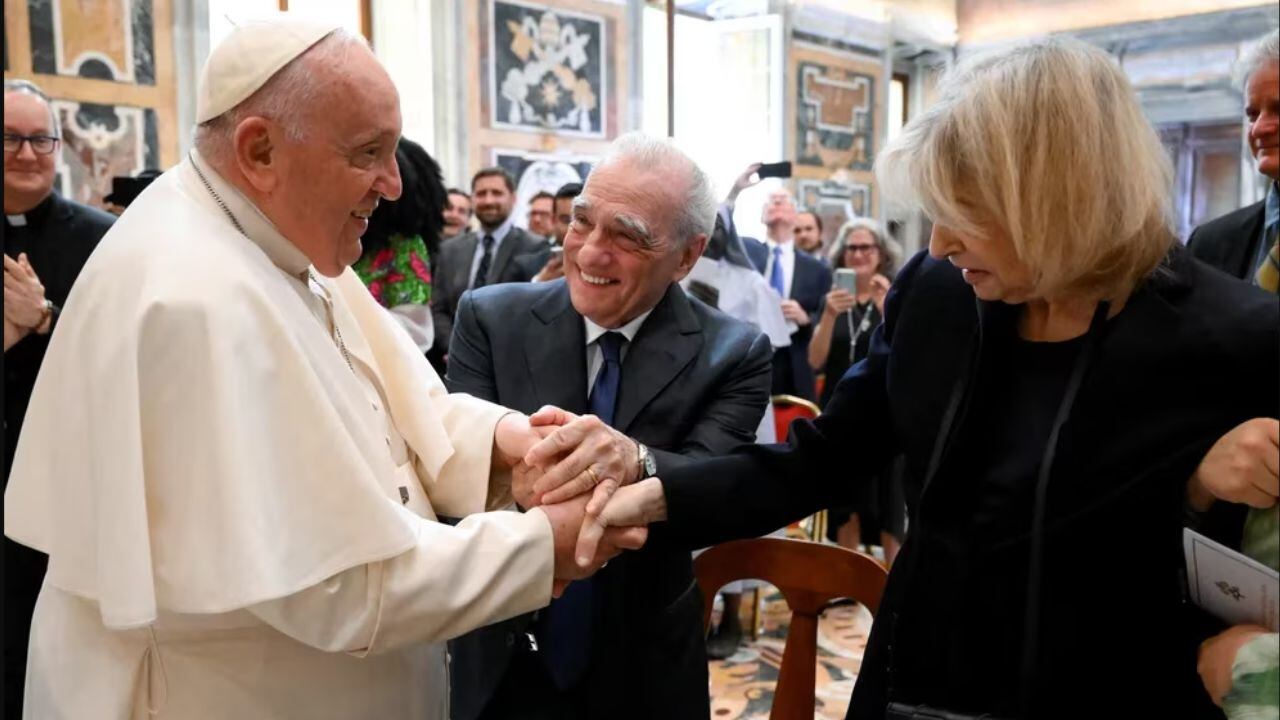 El Papa Francisco se reúne con el director Martin Scorsese y su esposa Helen Morris durante una conferencia promovida por La Civilta Cattolica y la Universidad de Georgetown en el Vaticano, 27 de mayo de 2023. / Foto: Gentileza