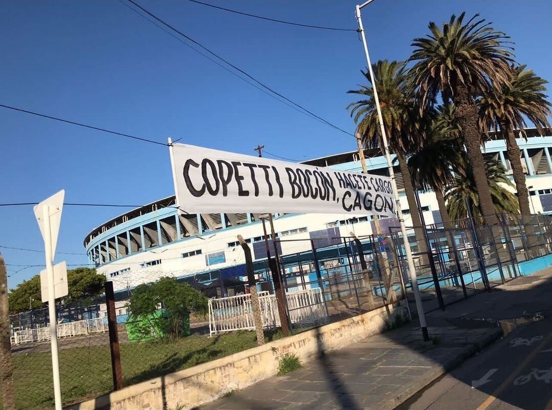 La bandera dedicada a Enzo Copetti.