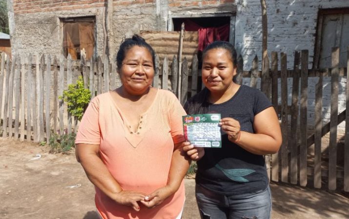 Así lucen la madre y su hija, felices por la recompensa obtenida en el Bingo salteño.