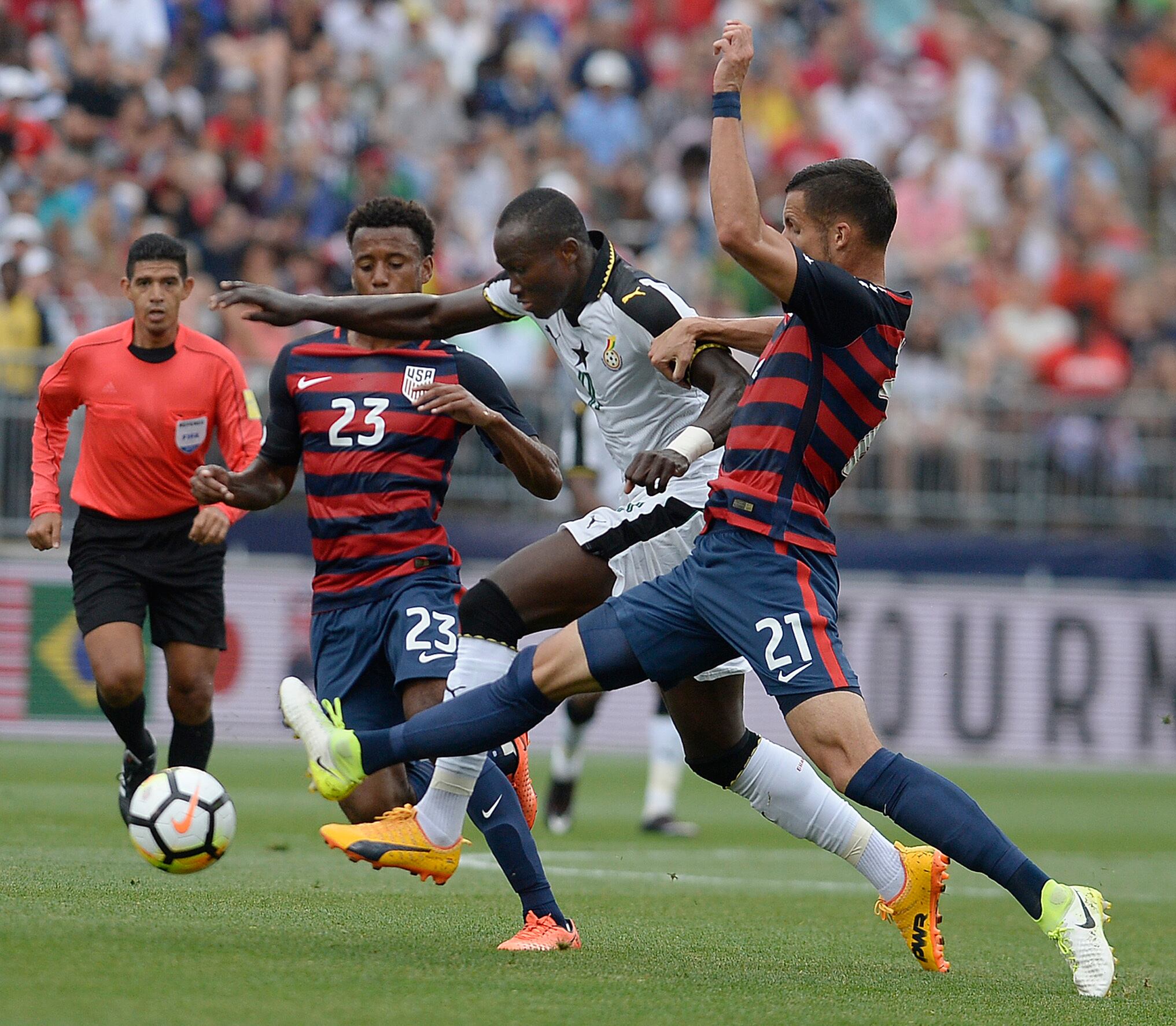 Foto del 1° de julio del 2017, los estadounidenses Kellyn Acosta y Matt Hedges presionan al ghanés Raphael Dwamena en un duelo amistoso. El sábado 11 de noviembre del 2023, Dwamena fallece tras colapsar en un encuentro de la liga de Albania.