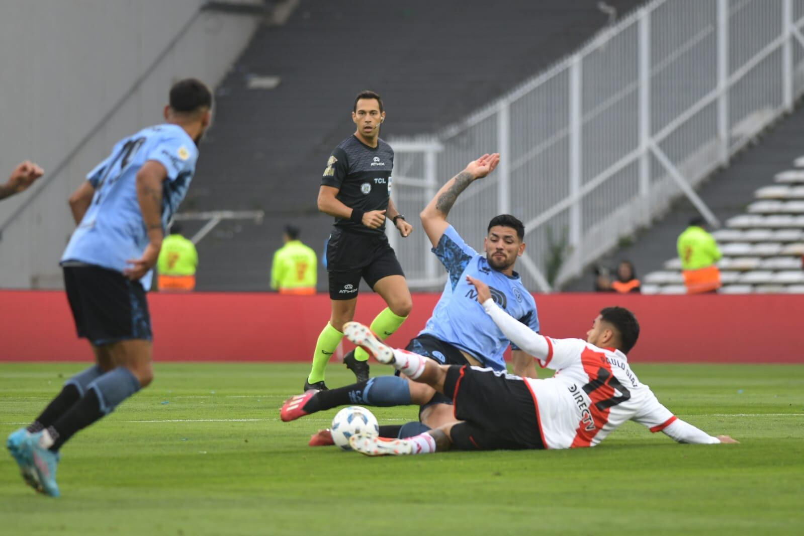 Belgrano y River, en duelo por cuartos de final de la Copa de la Liga, en el Kempes. (Ramiro Pereyra / La Voz)