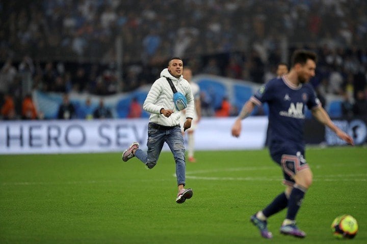 Momento justo en el que el hincha invade jugada de Messi en el PSG. / Gentileza