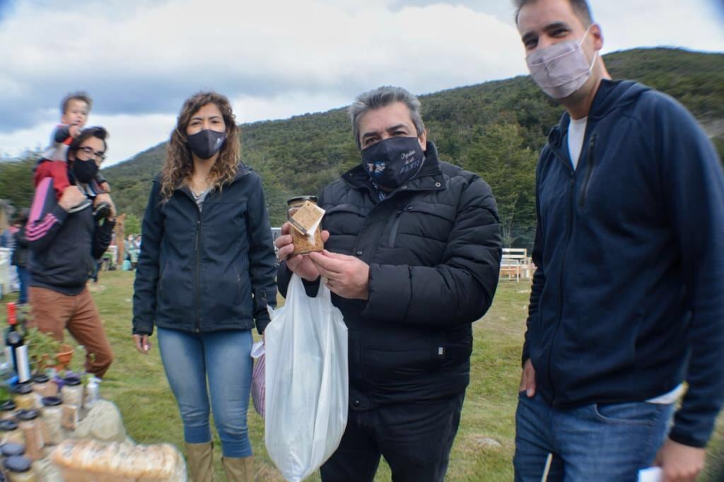 El subsecretario de Desarrollo Económico de la Municipalidad de Ushuaia, Gustavo Ventura junto a Omar Becerra y el concejal Gabriel de la Vega entregaron barbijos y alcohol para prevención de Covid-19.