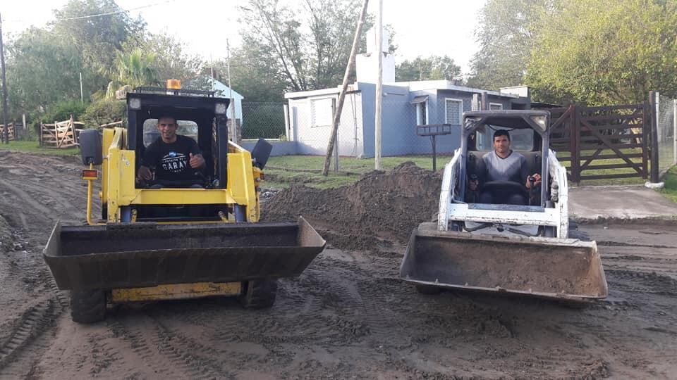 El jefe comunal de la localidad se subió a las máquinas y colaboró en la reconstrucción de las calles.