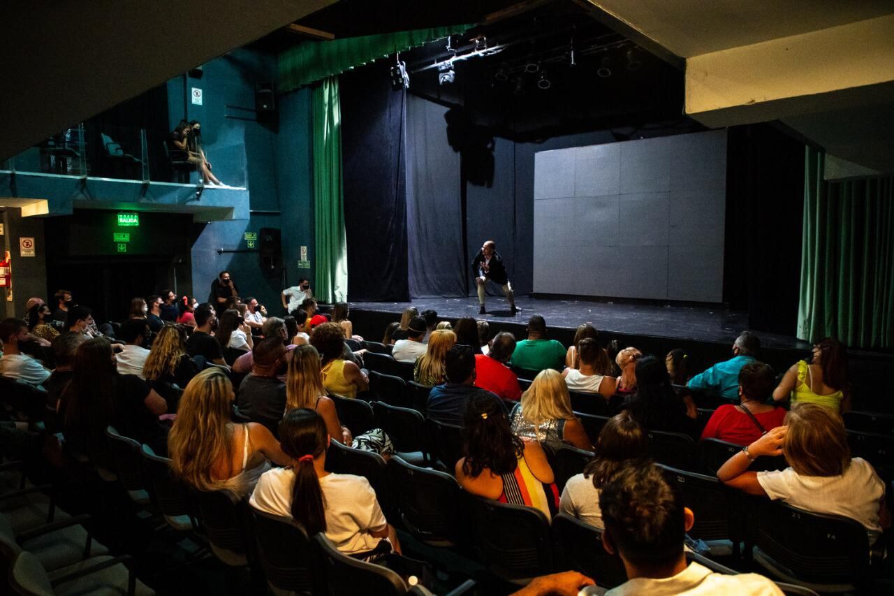 Camilo Nicolás en una función "sin luz" en Carlos Paz,