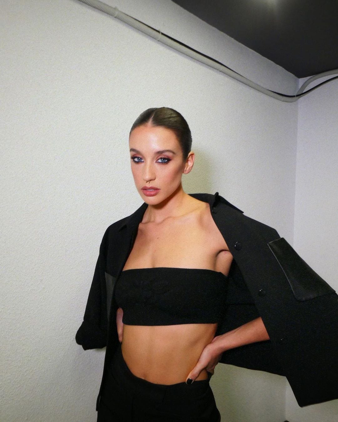 Transparencias y total black: María Pedraza encendió Instagram con un look infartante
