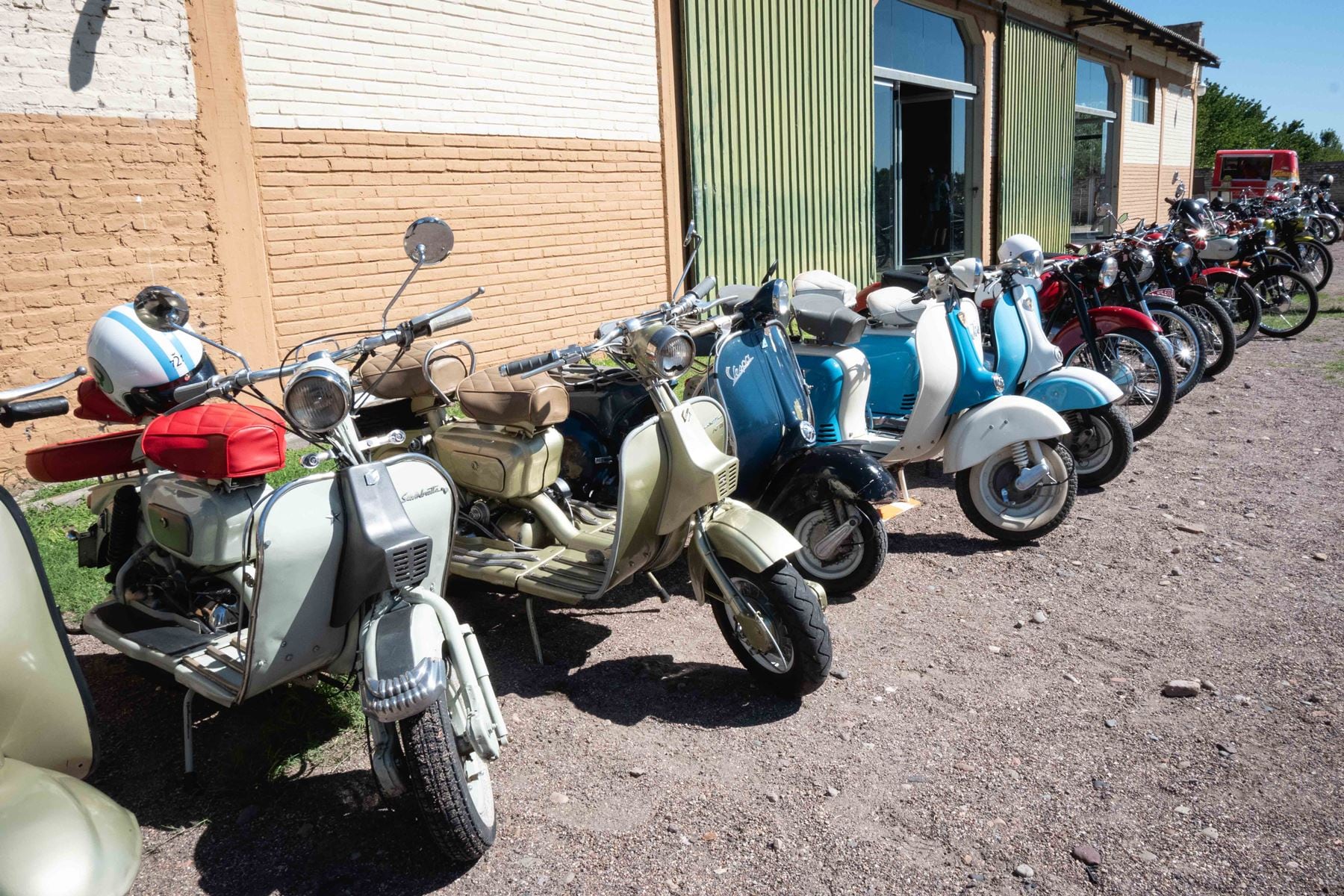 En Alvear hicieron un recorrido por el siglo XX a traves de unos 50 autos y motos que hicieron historia.