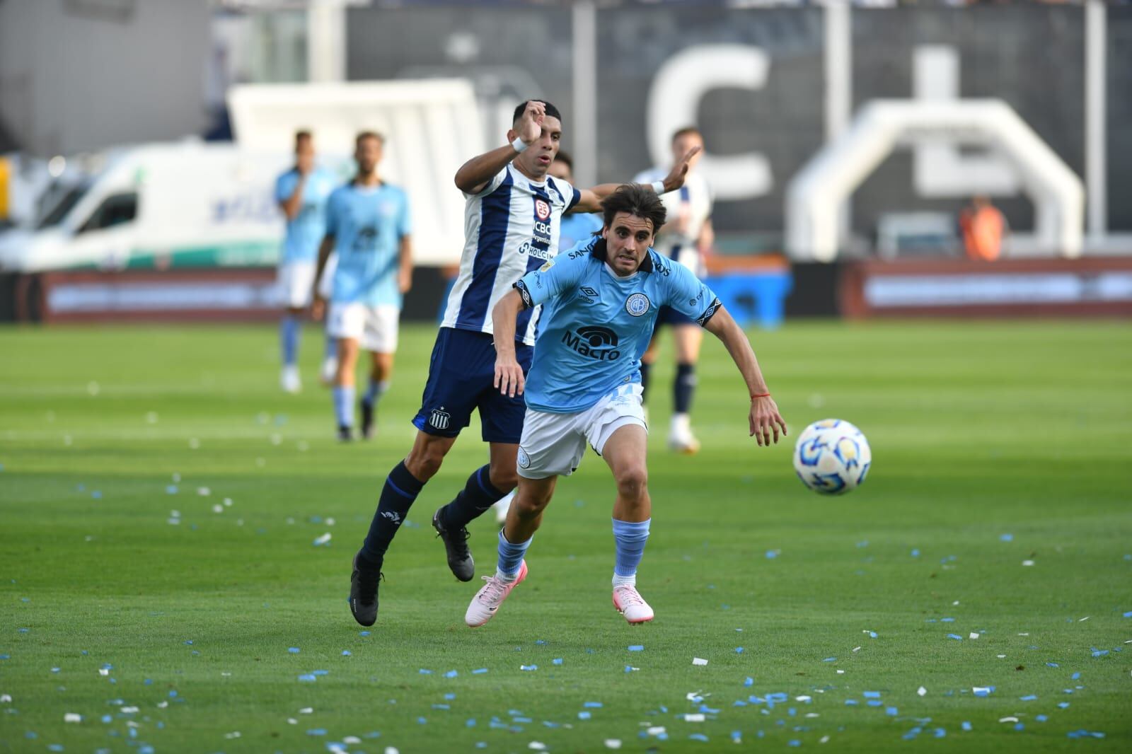 González Metilli en acción, durante el Talleres y Belgrano de este domingo en el Kempes, por Liga Profesional. (Facundo Luque / La Voz)