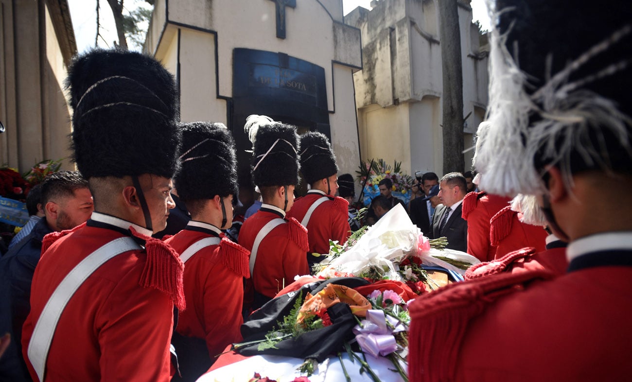 El cortejo fúnebre en el Cementerio San Jerónimo, en el panteón de la familia De la Sota.