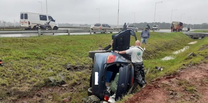 Violento siniestro vial en la rotonda del acceso sur de Posadas.