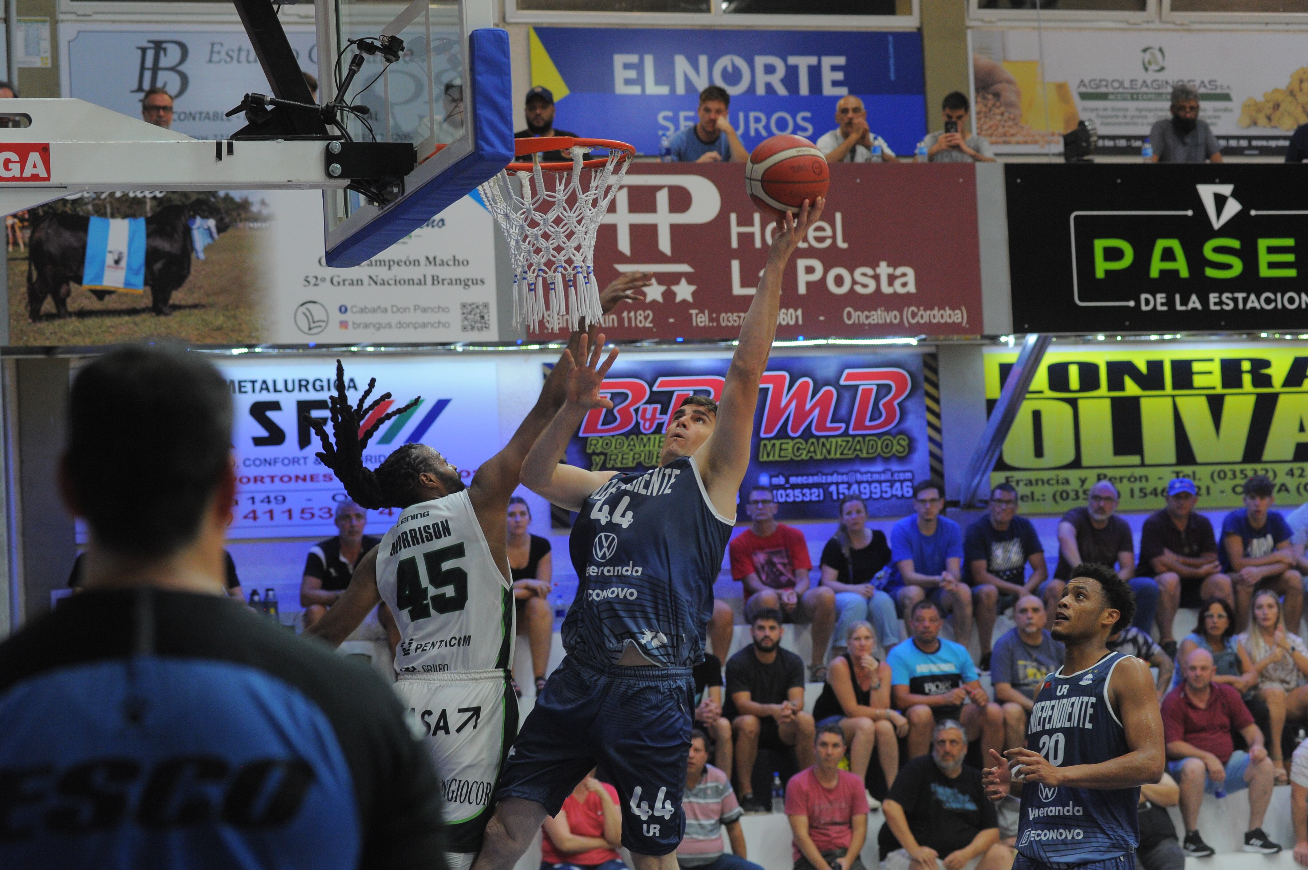 Independiante de Oliva vs Atenas de Cordoba en cancha de la ciudad de Oliva por Liga Nacional de basquet