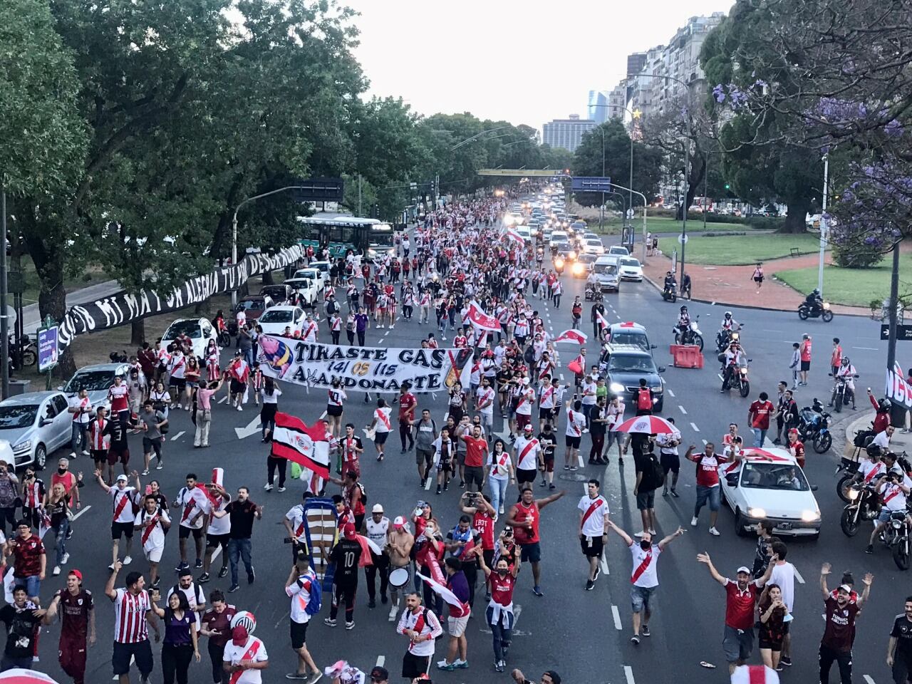 La caravana de los hinchas de River al Monumental