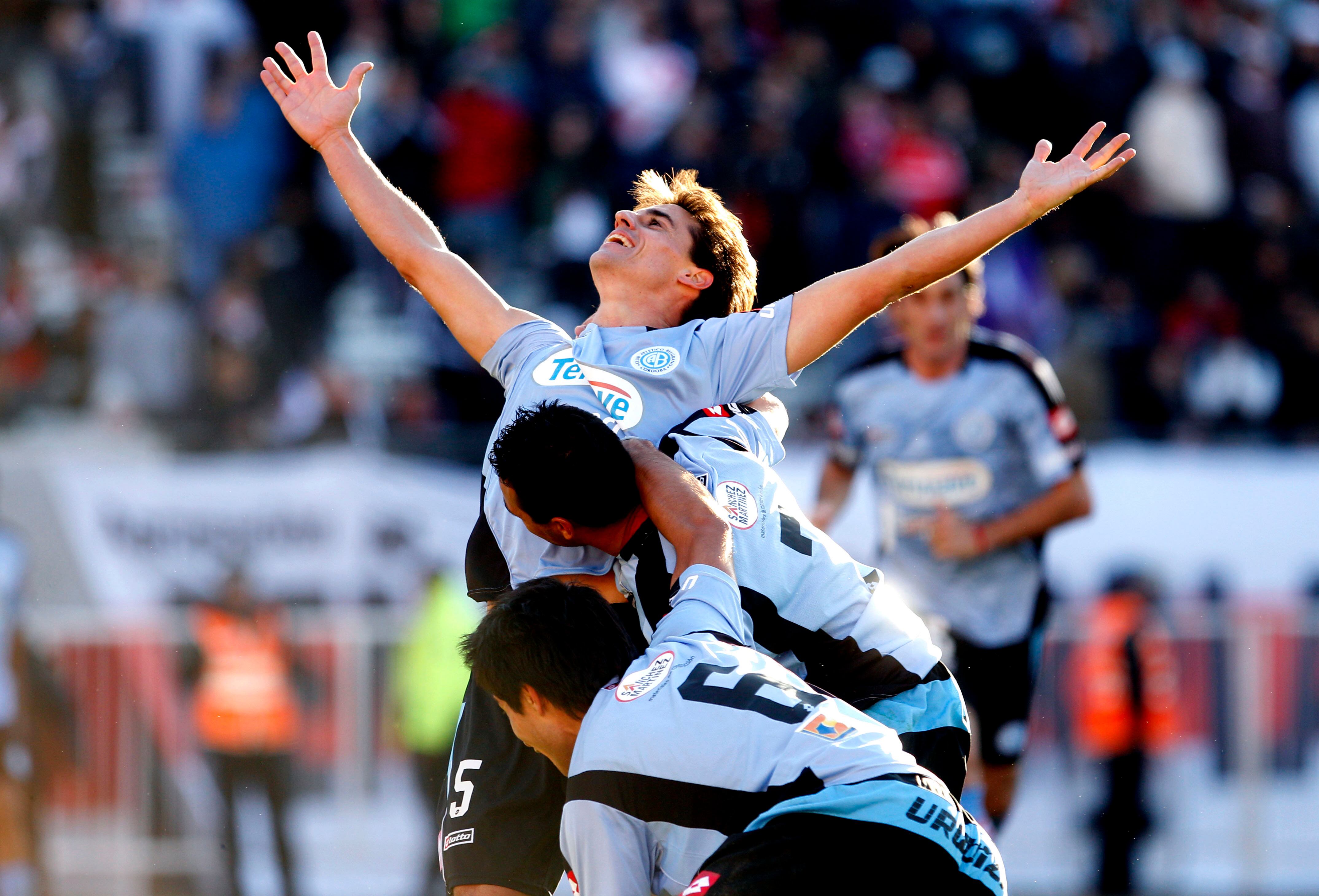 Guillermo Farré celebra un gol inolvidable a River en el Monumental para el ascenso en el 2011. Ahora como DT llegó a Belgrano otra vez a Primera. (AP / Archivo)