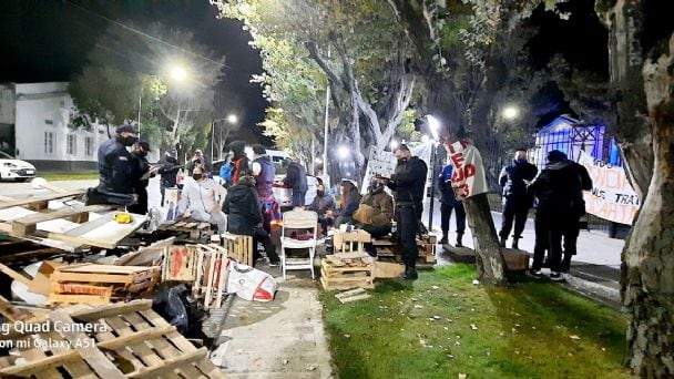 Enfermeros se encuentran frente a Casa de Gobierno esperando dialogar con la gobernadora Alicia Kirchner.