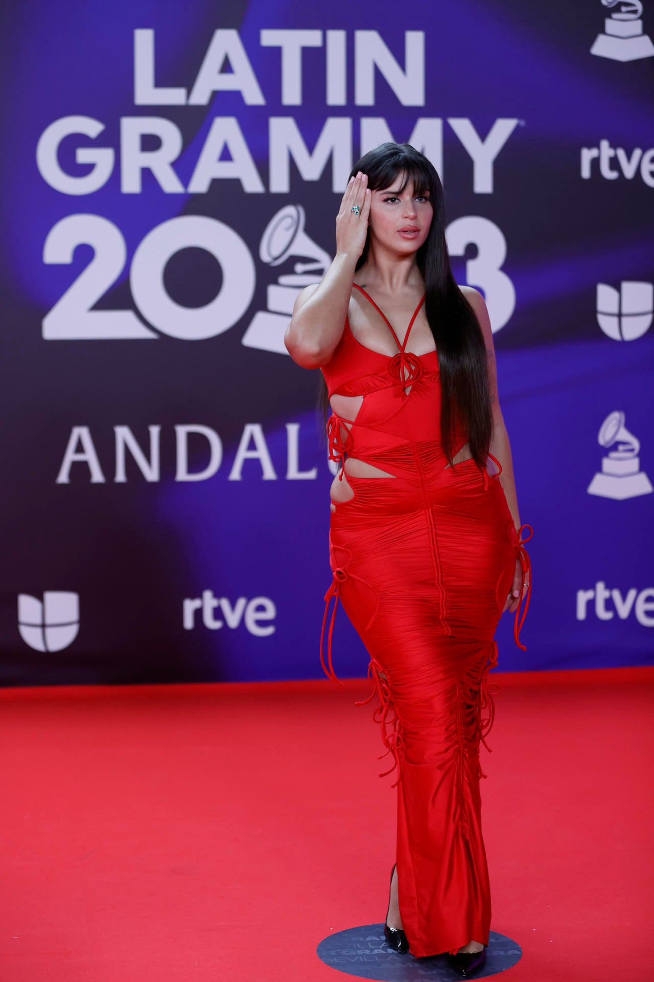 SEVILLA. 16/11/2023.- La cantante argentina Nathy Peluso posa para los fotógrafos en la alfombra roja de la gala anual de los Latin Grammy, este jueves en Sevilla. EFE/ Jorge Zapata
