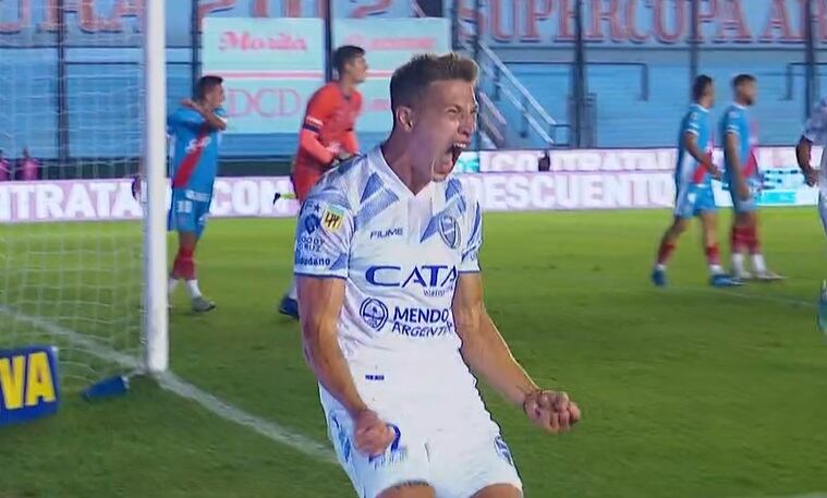 Gianluca Ferrari festeja el gol de Godoy Cruz, con el que comenzaba ganando el partido ante Arsenal en Sarandí.