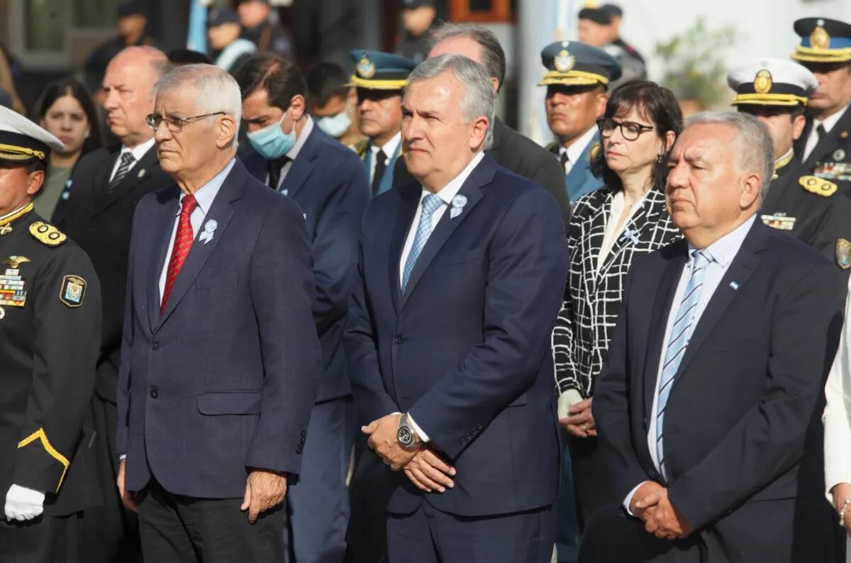 El presidente del Superior Tribunal de Justicia, Federico Otaola; el gobernador Morales y el intendente sampedreño Julio Bravo encabezaron las actividades oficiales este miércoles, en la recordación de la Revolución de Mayo.