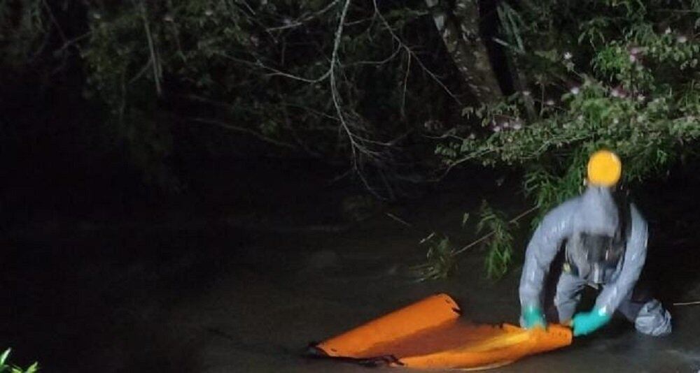 Fue hallado sin vida un cuerpo en un arroyo en Los Helechos.