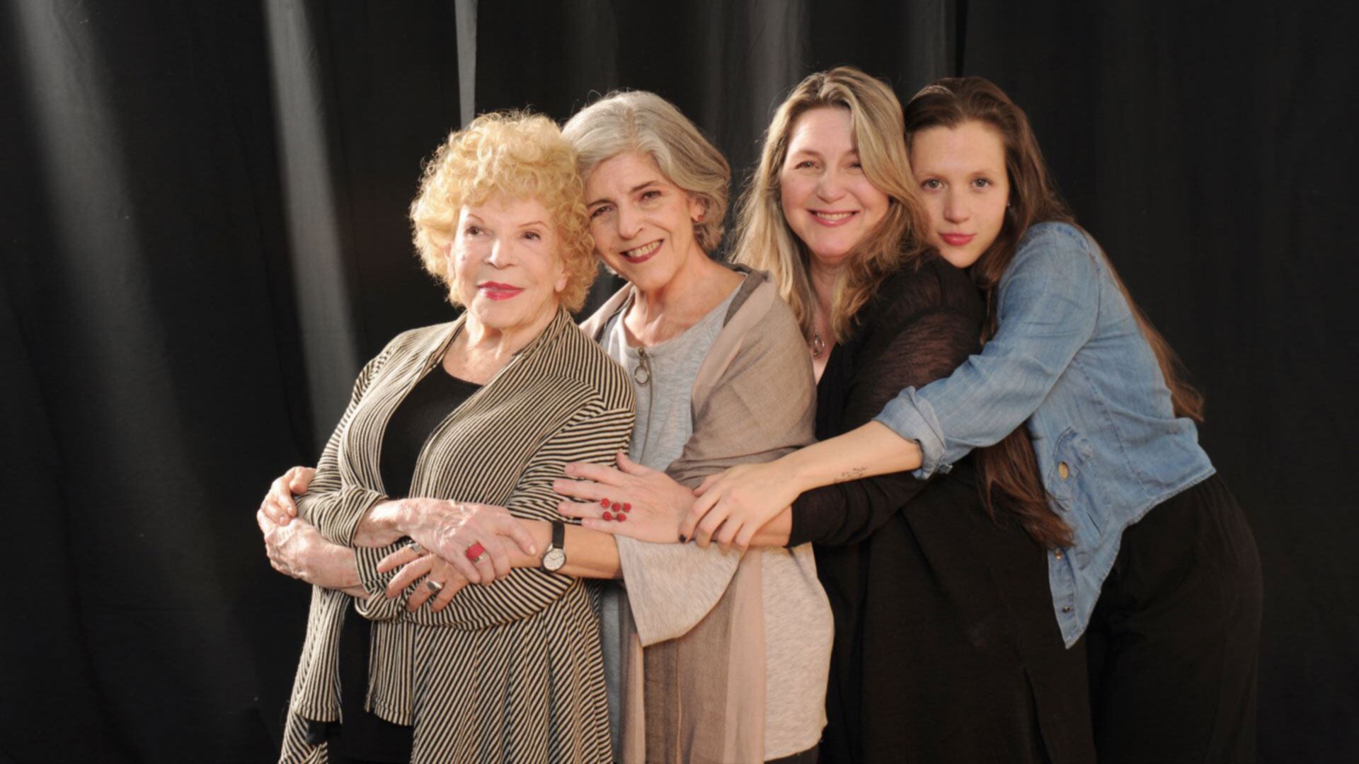 Valentina Fernández de Rosa junto a su abuela, su madre y su hija.