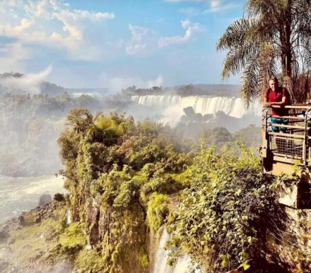 Famosos continúan eligiendo Cataratas: el “Conejo” Saviola visitó el Parque Nacional Iguazú.