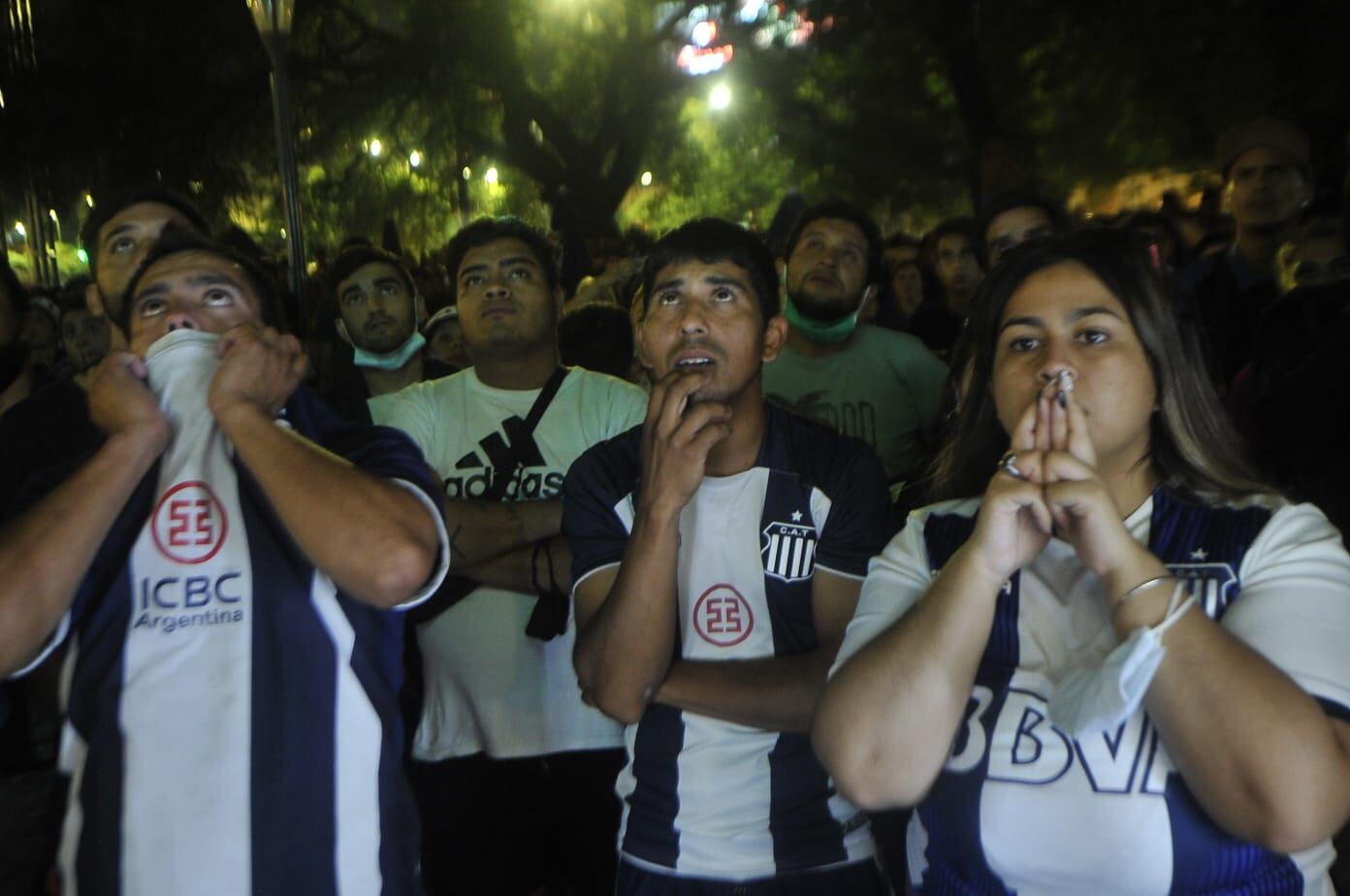 Desazón hinchas de Talleres, tras la final de la Copa Argentina. (Javier Ferreyra)