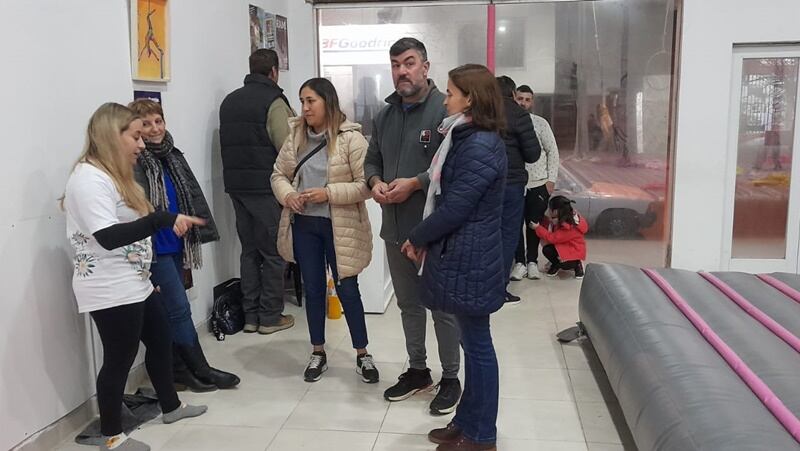 La precandidata de Compromiso Vecinal, Claudia Cittadino, visitó la escuela de acrobacias sobre telas de Ellie Asef