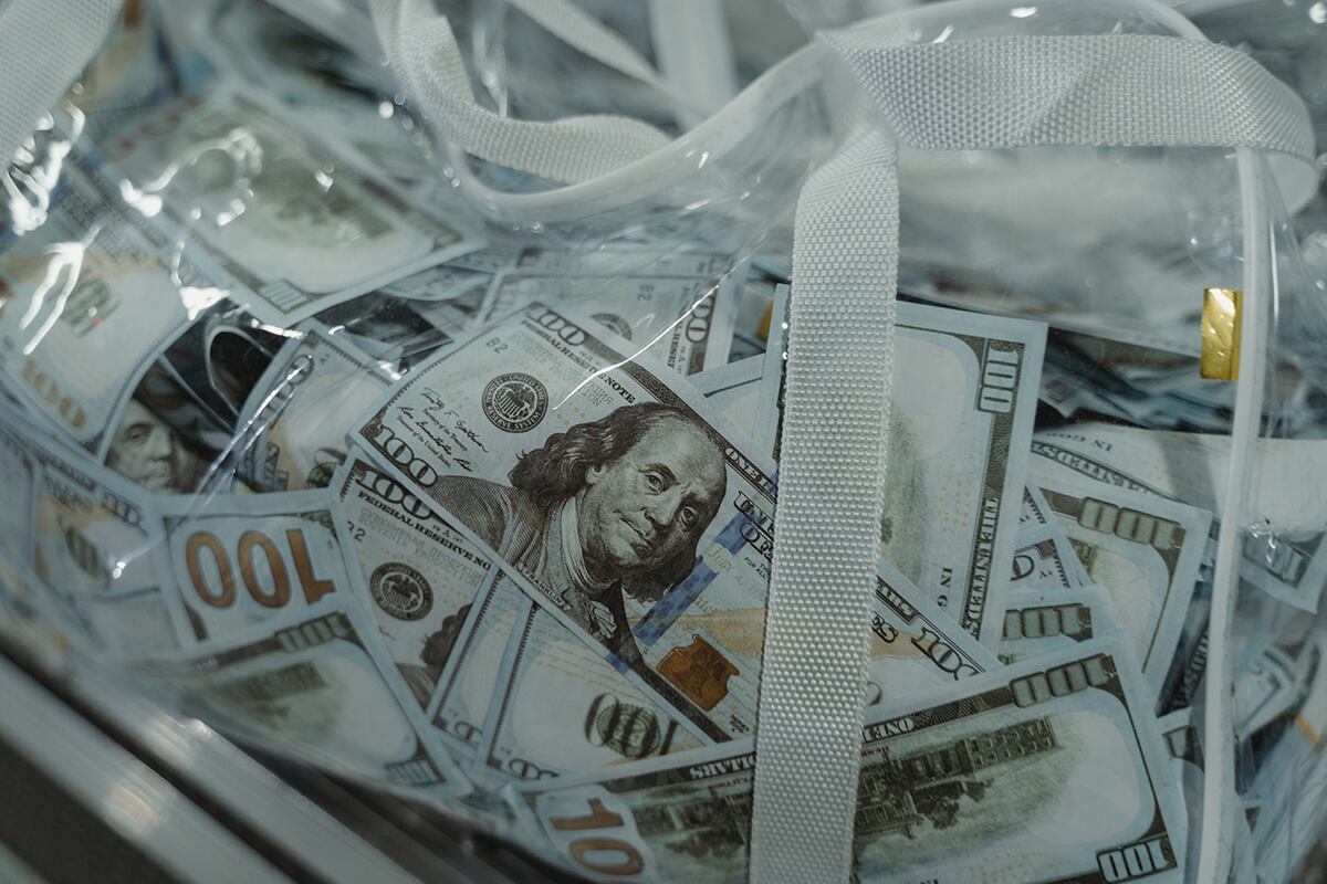 El dólar rompió un máximo histórico y mantiene en vilo sobre su cotización en la City Porteña