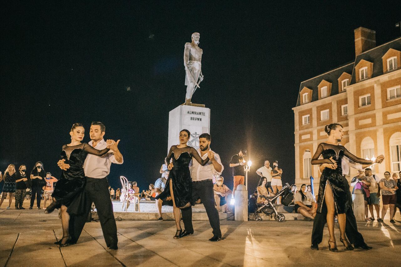 Además, se realizó la intervención del monumento al Almirante Brown.