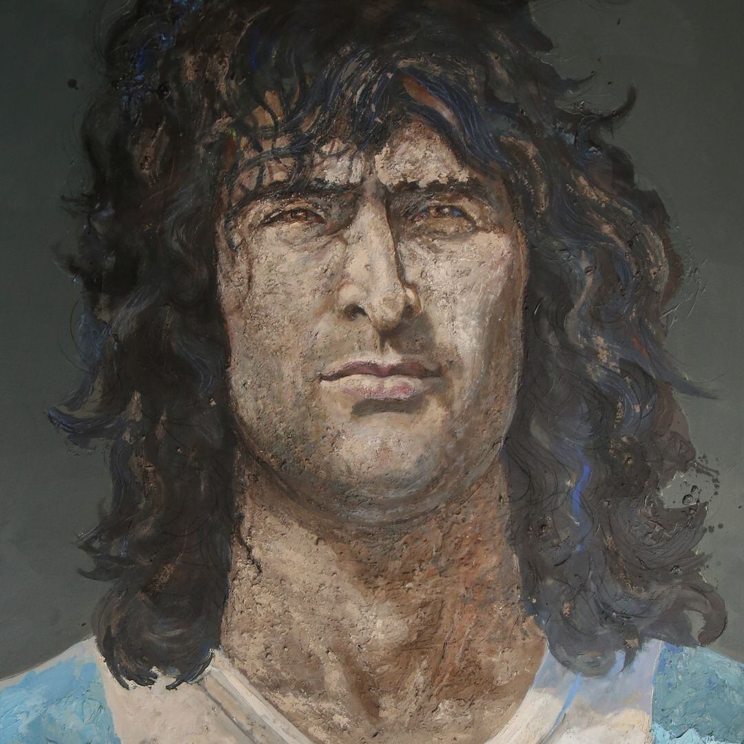 La pintura de Mario Kempes elaborada con tierra del patio que vio nacer al Matador.