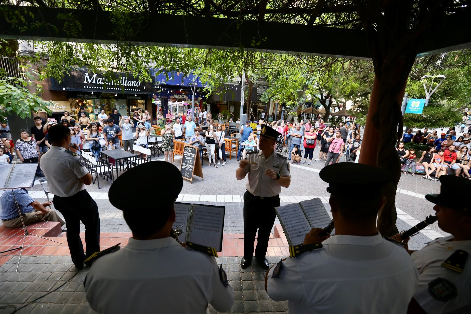 Ciclo de Conciertos de Fin de Año, la Banda de Música “Cabo 1° Gustavo Ramet” de la Policía de Mendoza se presentó con gran éxito en la Pérgola de la Peatonal Sarmiento de la Ciudad de Mendoza.