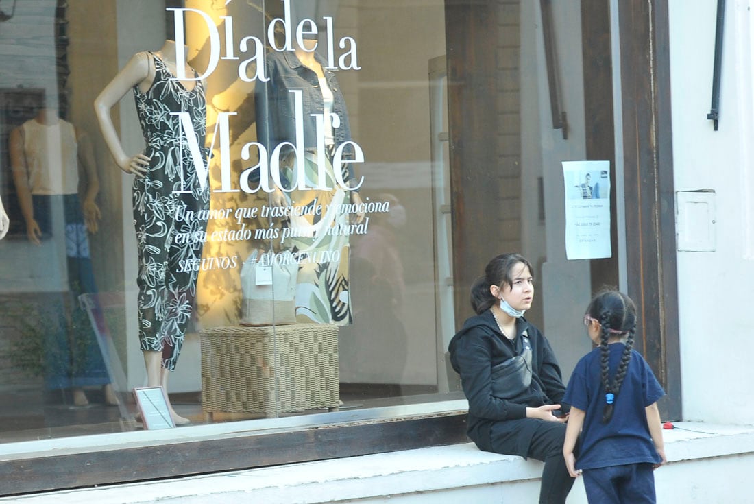 negocios en el centro y en el Cerro de las Rosas en los días previos al día de la madre, con pocas compras pero grandes expectativas 12 octubre 2021 foto Javier Ferreyra