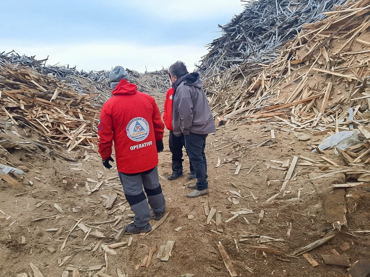 Se continúa trabajando para extinguir el incendio en el Aserradero “El Litoral”