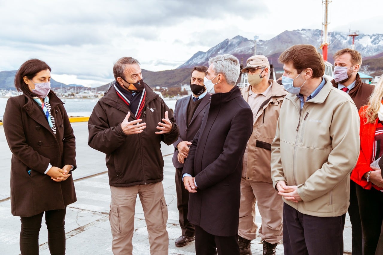 Mario Meoni junto a Melella y funcionarios provinciales en el Puerto de Ushuaia.