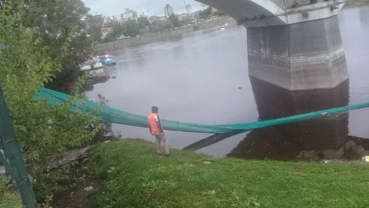 Colocaron redes en los puentes de Carlos Paz para contener las algas y la basura que termina en el lago San Roque.