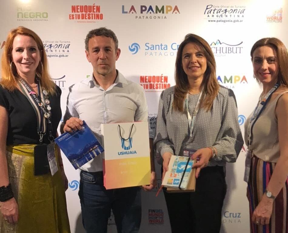 La comitiva fueguina hizo entrega de presentes protocolares.