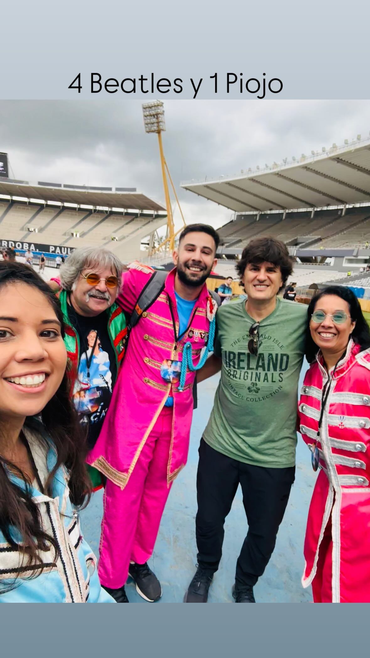 La familia Estevez junto a Ciro Martínez, en la previa al show de McCartney en Córdoba.