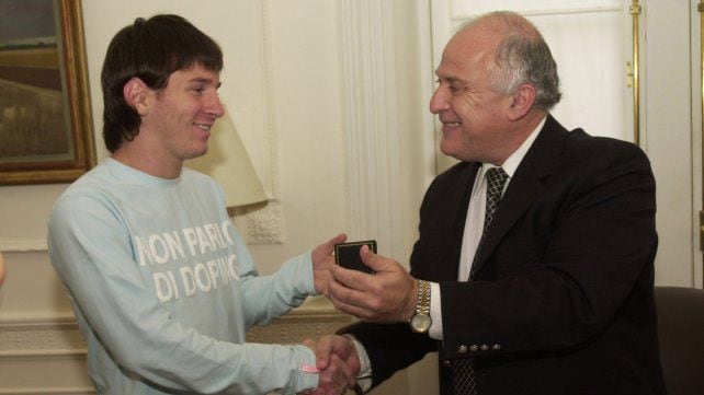 Miguel Lifschitz junto a Lionel Messi al consagrarse campeón Sub 20. Foto: La Capital.