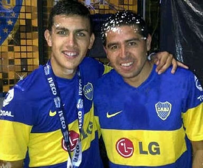 Leandro Paredes junto a Juan Román Riquelme, actual presidente de Boca. 