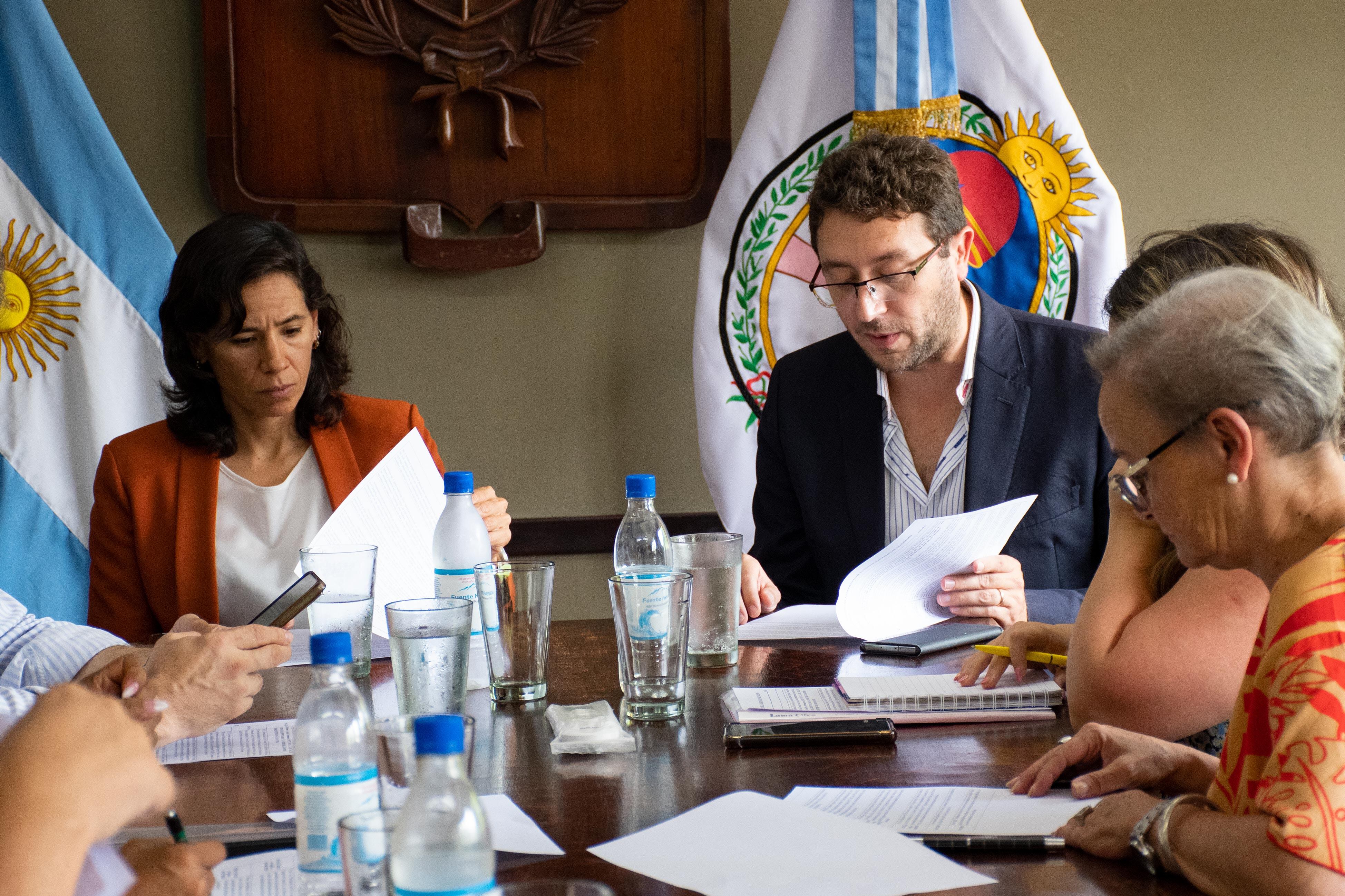 El presidente de la comisión de Finanzas y Economía del Concejo, Leandro Giubergia, presentó en la reunión a la secretaria de Hacienda de la Municipalidad de San Salvador de Jujuy, Agustina Apaza (izquierda).