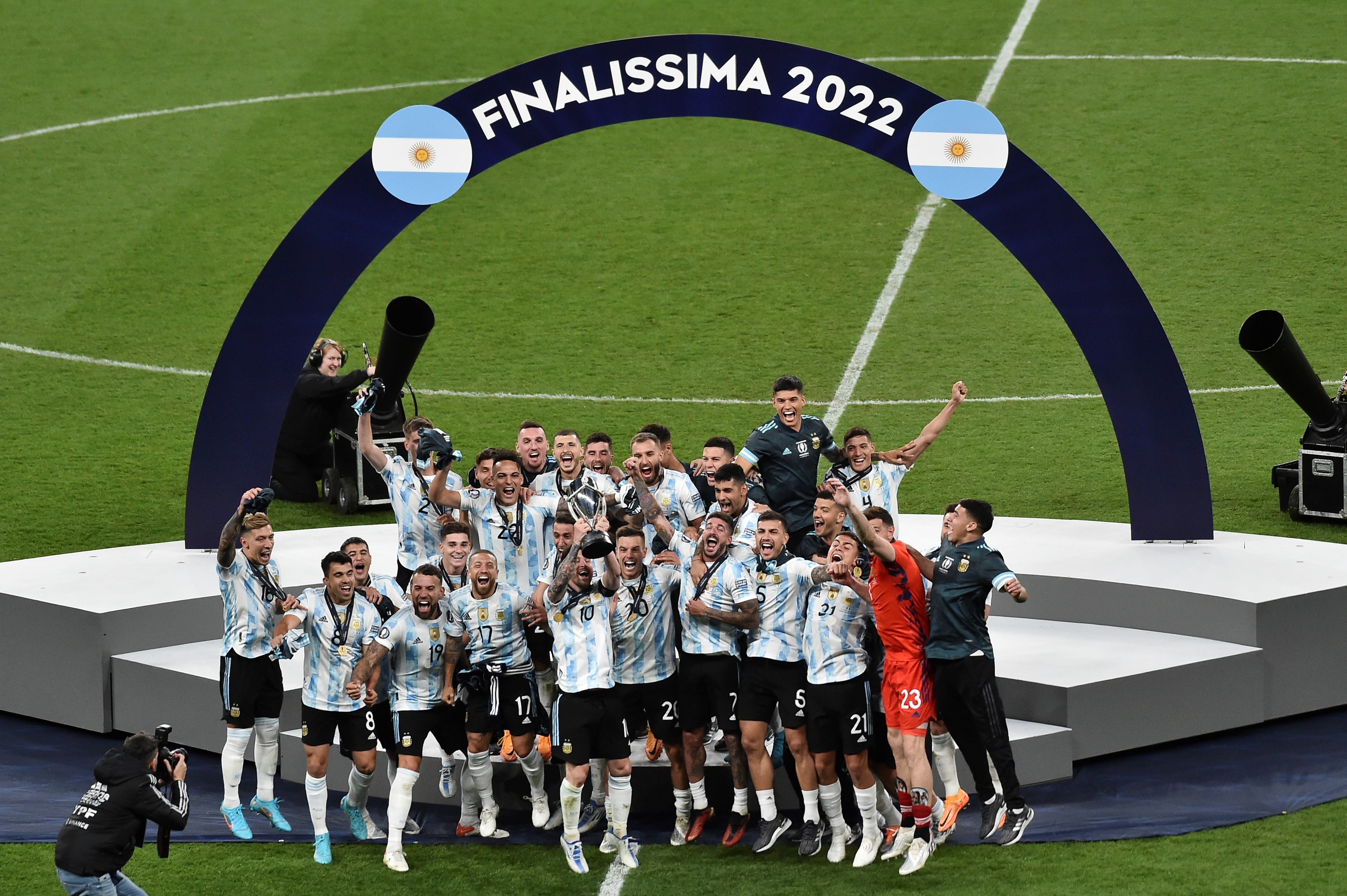 Lionel Messi levanta la copa en el campo de juego de Wembley después de golear 3-0 a Italia en la Finalissima. (AP)