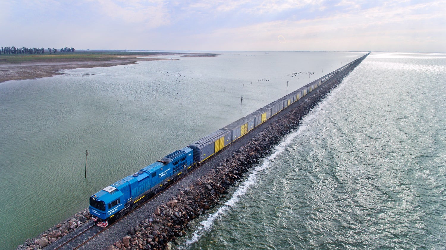 Los trenes de carga y de pasajeros volvieron a circular en 2021 gracias a las obras para restaurar la vía que atraviesa la laguna.