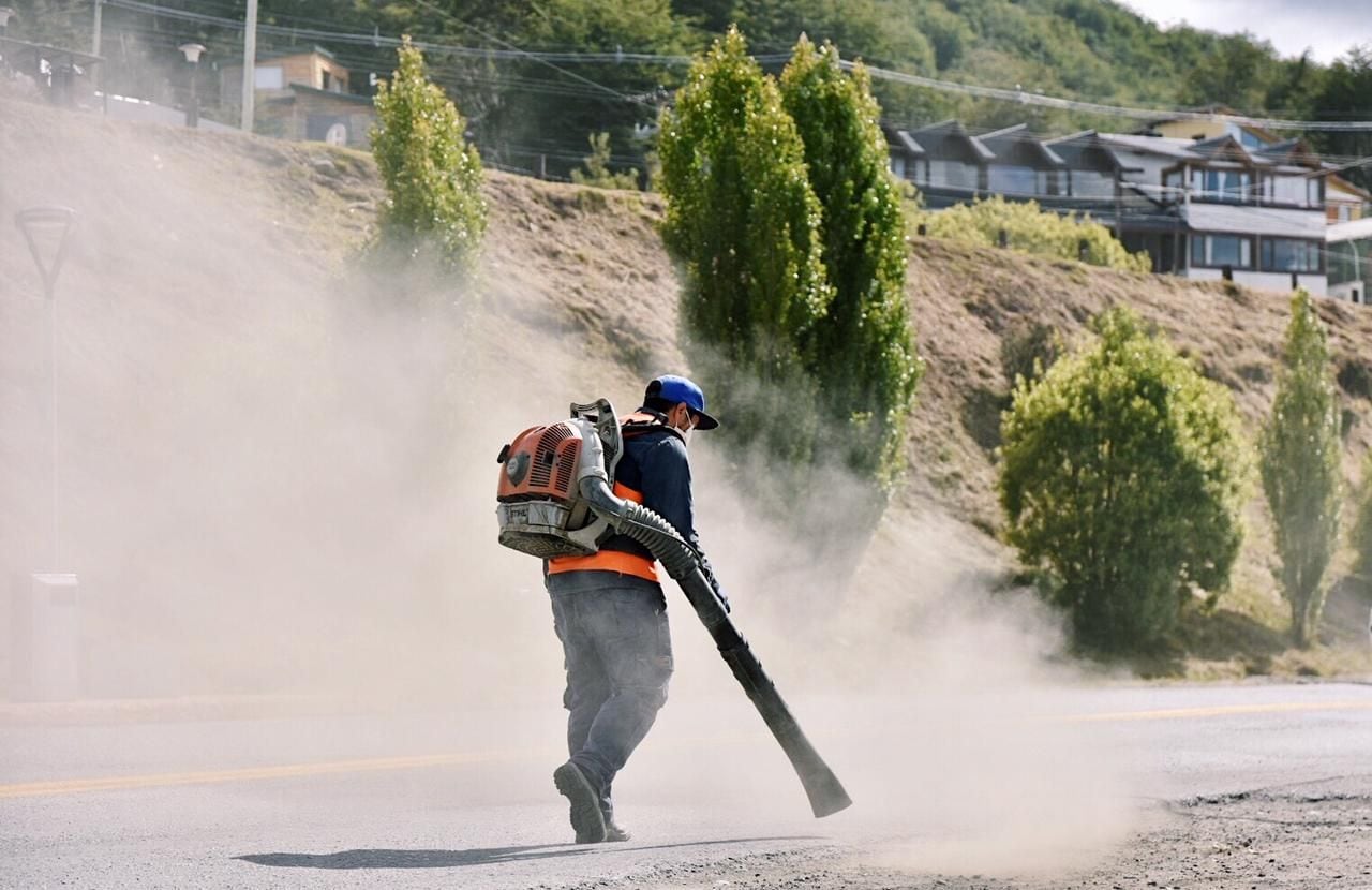 Comenzaron los trabajos de demarcación de la avenida Héroes de Malvinas en toda su extensión, que realizan de manera conjunta la Municipalidad de Ushuaia y Vialidad Nacional.