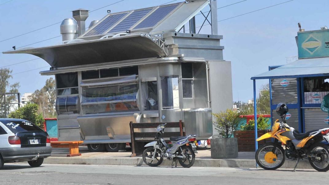 El puesto de choripán del puente Alvear se volvió un ícono de la costanera.