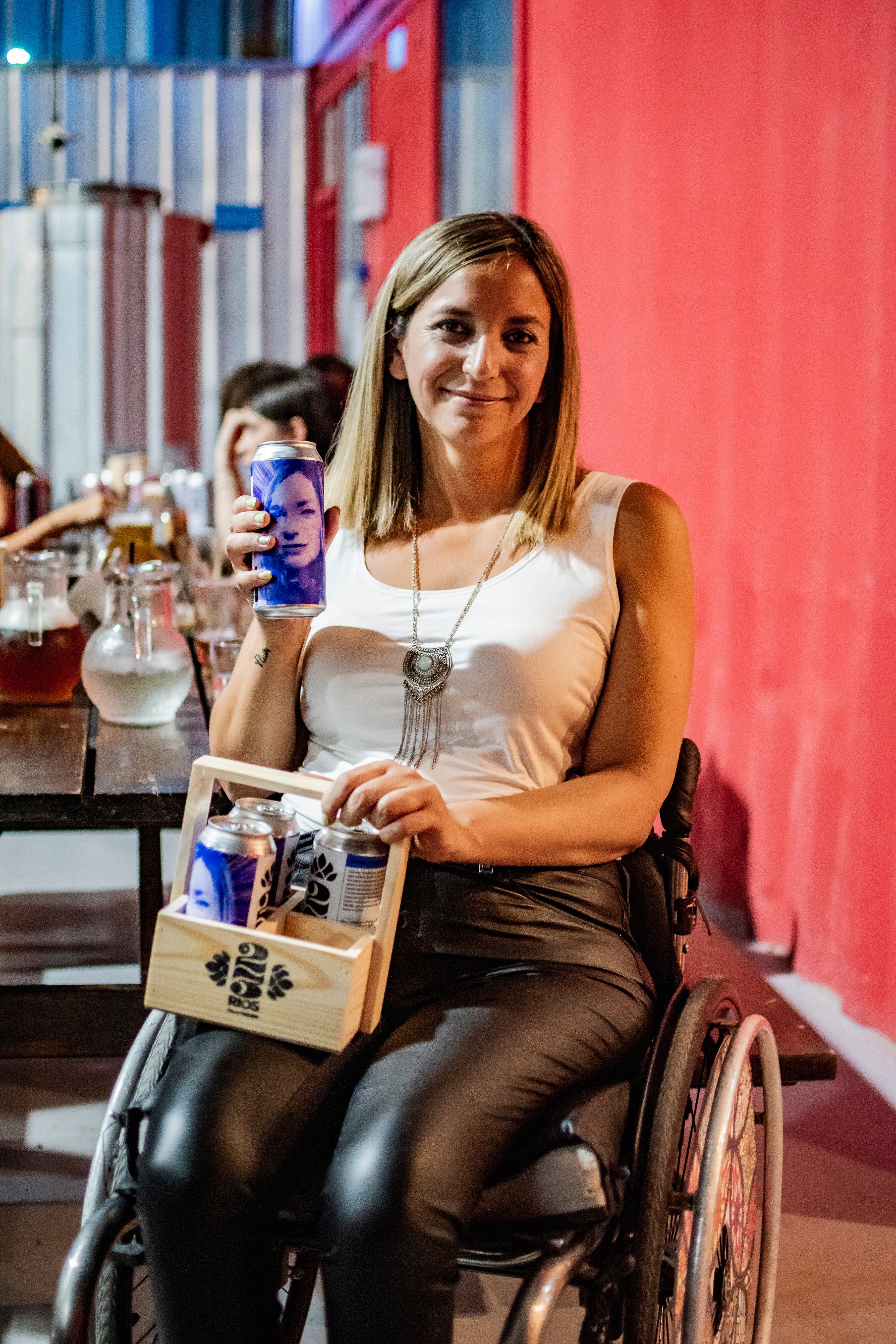 Natalia Acevedo, influencer que quedó en silla de ruedas después de sufrir un accidente y creó el primer Foro Provincial Inclusivo de Mendoza, que trabaja para que bares, restaurantes y boliches cuenten con baños adaptados. Foto: Gentileza 23 Ríos.