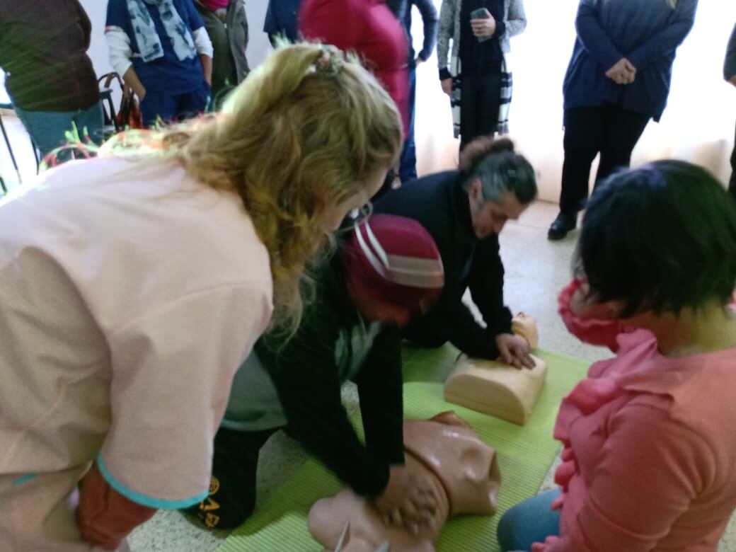 El Área de Adultos Mayores de Tres Arroyos realizó curso de RCP y DEA en Copetonas