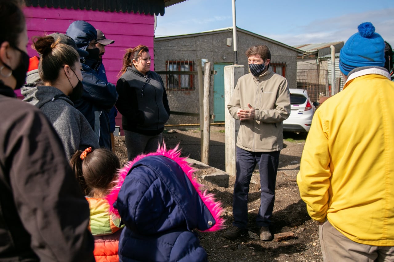 El Gobernador de Tierra del Fuego estuvo en el barrio Arraigo Sur de Río Grande, donde recorrió las obras concluidas de las conexiones intra domiciliarias de agua y cloaca.