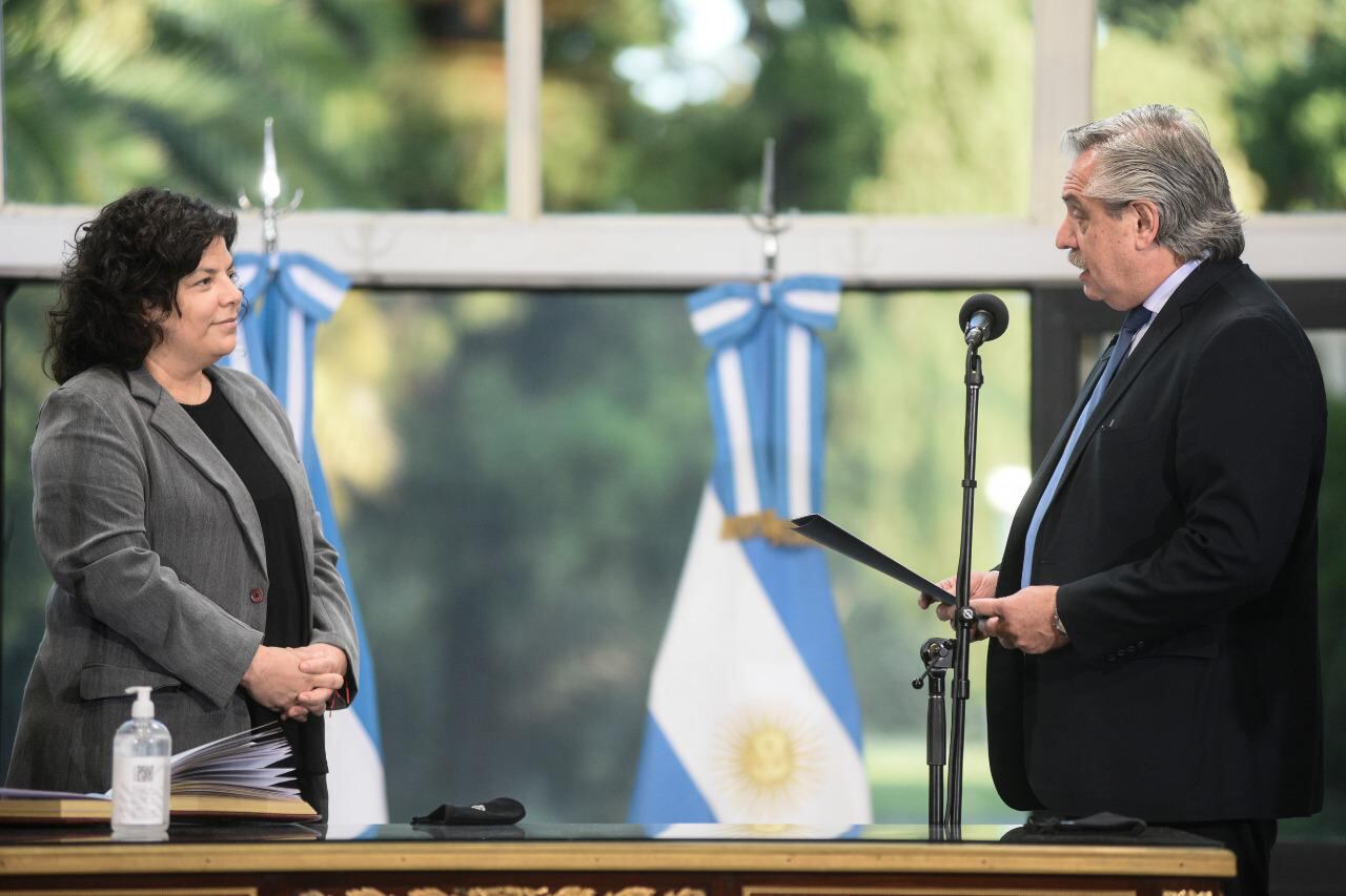 Alberto Fernández le toma juramento a Carla Vizzotti como Ministra de Salud.