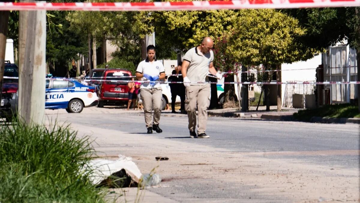 El hombre salió al kiosco, fue abordado por una pareja de motociclistas y lo mataron de un escopetazo.