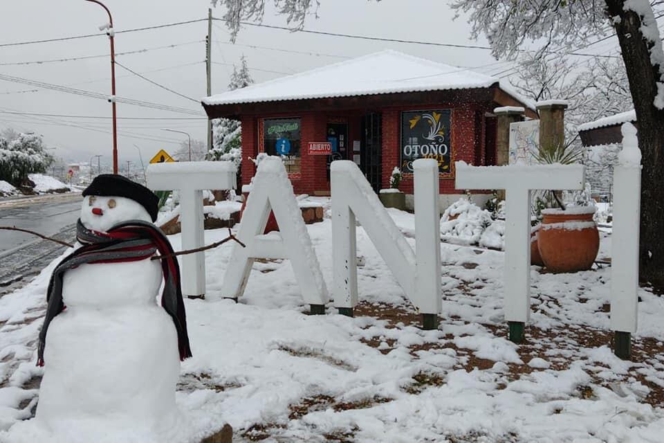 Impresionante nevada en Punilla. Esta mañana de miércoles en la localidad de Tanti