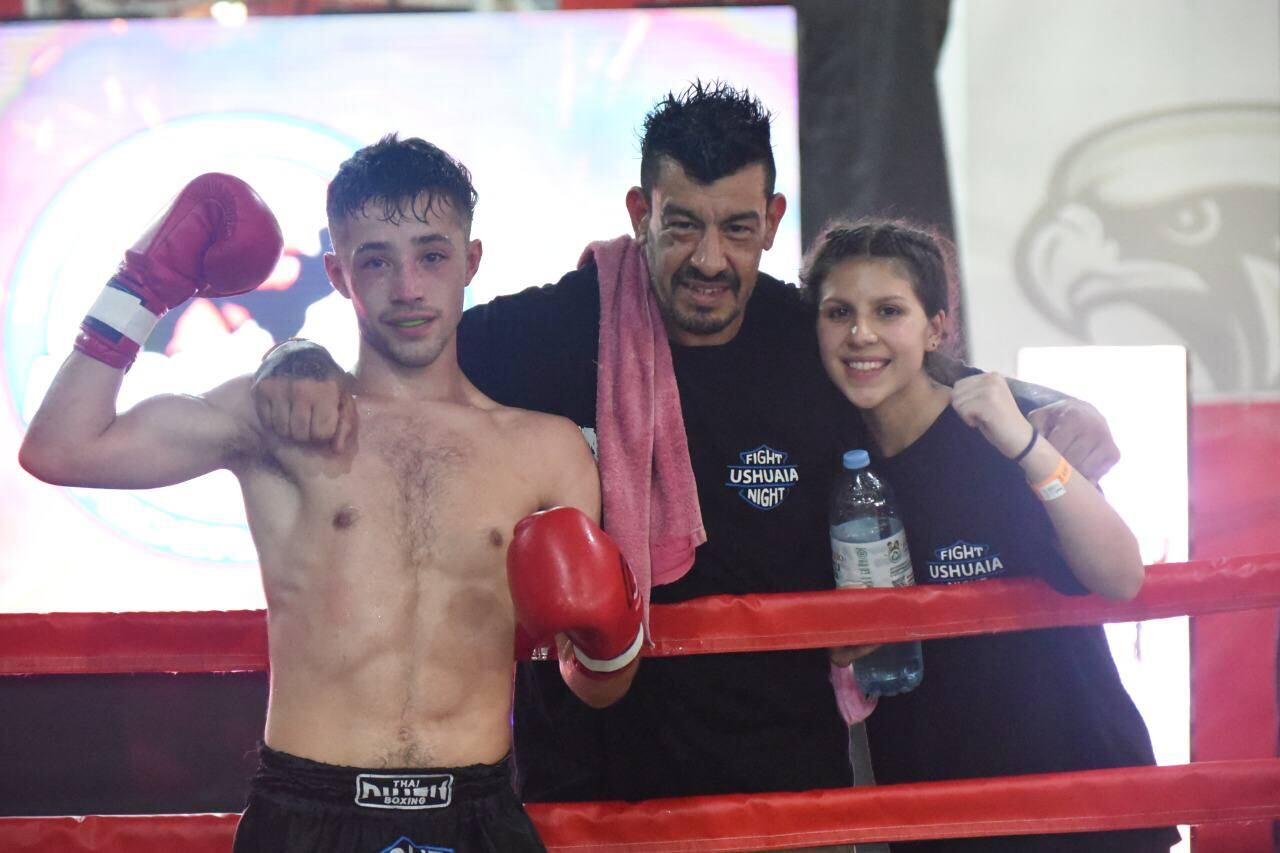  Augusto Toncovich, Martín Vallejos y Nair Loreiro. El joven fueguino obtuvo un triunfo más que merecido para la escuela ushuaiense.